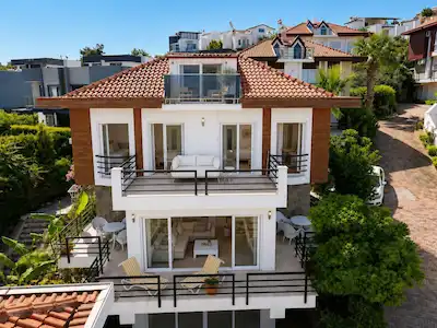 KUSADASİ’NDA DENİZ MANZARALİ MÜSTAKİL VİLLA