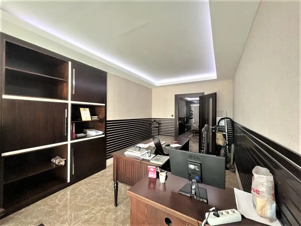REMAX DOĞU HAZARDAĞLI İŞ MERKEZİNDE KİRALIK EŞYALI OFİS