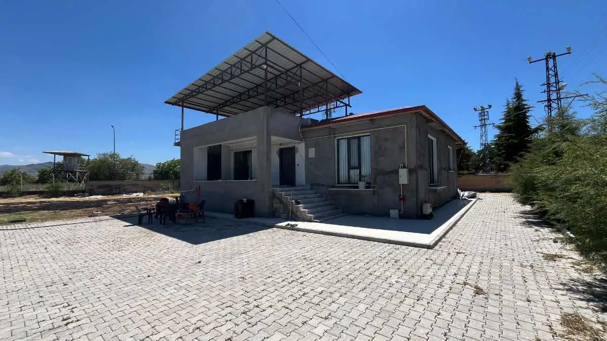 REMAX DOĞUDAN YAZIKONAK MERKEZDE SATILIK MÜSTAKİL EV VE ARSASI