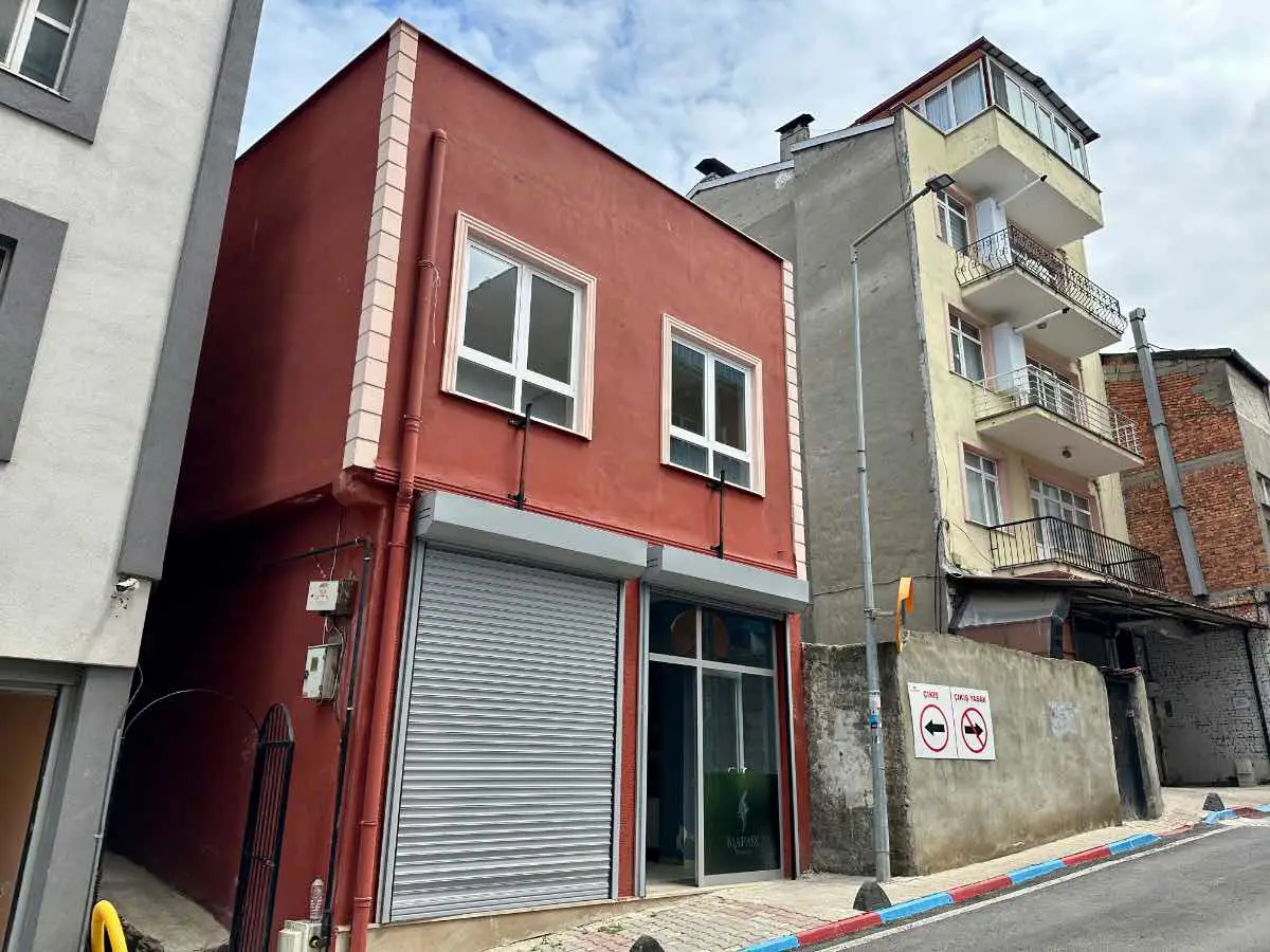 MEYDANDA 200 M2 KİRALIK 3 KATLI DÜKKAN