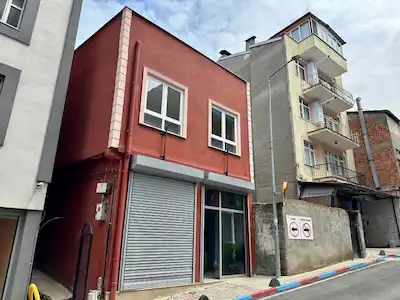 MEYDANDA 200 M2 KİRALIK 3 KATLI DÜKKAN