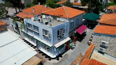ALAÇATI KÖYİÇİ MERKEZİ LOKASYON 12 ODALI BUTİK OTEL & DÜKKANLAR