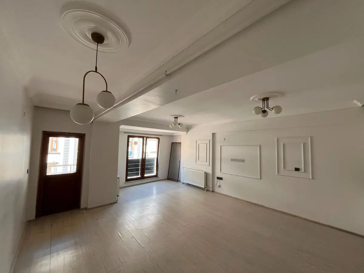 BİGA İSTİKLAL CADDESİ’NDE ARA KAT KİRALIK DAİRE 2+1 FIRSATI!