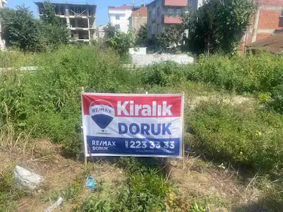 KARŞIYAKA'DA YOL KENARI KİRALIK ARSA | 182 M² | DEPO KULLANIMINA UYGUN