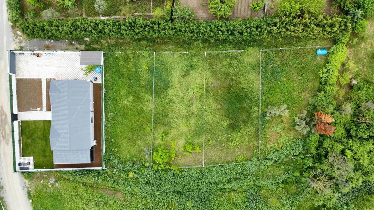 ÇEŞMELİ KÖY İÇİ 3 KAT İMARLI PROJELİ RUHSATLI ARSALAR 400M2
