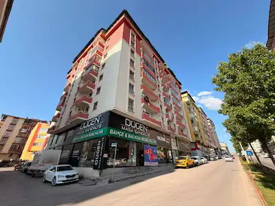 REMAX ARTIS'DEN ŞEHIR MERKEZINDE SATILIK 3,5+1 DAIRE