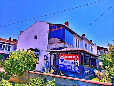 ÇANAKKALE LAPSEKİ GAZİ SÜLEYMAN PAŞA'DA BOĞAZ KÖPRÜSÜ MANZARALI SATILIK 3+1 YAZLIK VİLLA