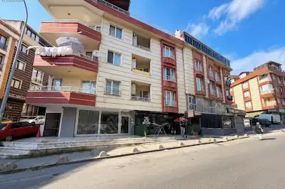 ÇEKMEKÖY MEHMET AKİF MAHALLESİNDE MERKEZİ KONUMDA KİRALIK DÜKKAN