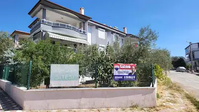 ALTINOLUK AKASYA SİTESİ’NDE SATILIK 4+1 BAHÇE DUBLEKSİ DAİRE
