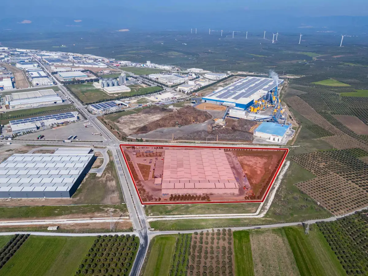 AKHISAR OSB'DE 44.000 M² ARSA 17.000 M² KAPALI ALANLI SATILIK FABRIKA