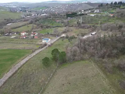 YALOVA ÇİFTLİKKÖY GACIK’TA 12.182 M²  DENİZ MANZARALI • 3 TARAFI KADASTRO YOLU • İMARA SINIR  TARLA