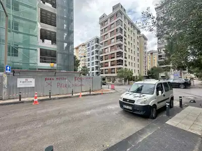 KADIKÖY MERDİVENKÖY YENİ BİNA MİNİBÜS YOLUNA YAKIN 22M2 KİRALIK