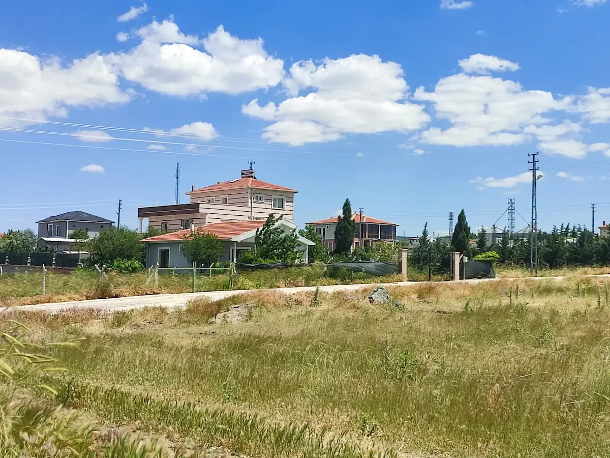 GÖLBAŞI OYACA AKARSU’DA KONUT İMARLI ARSA | KREDİYE & TAKASA UYGUN