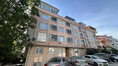 ESENYURT AKÇABURGAZ’DA GÜNEY CEPHELİ, BAHÇE KATI 2+1 | BALKONLU | KREDİYE UYGUN