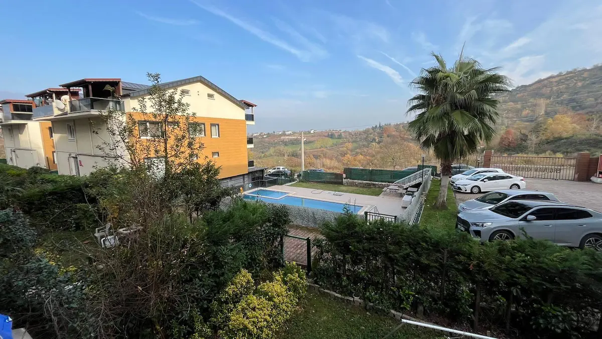 BAŞİSKELE’DE 4+1 | 185 M² NET | EŞYALI, BAHÇE KATI, 3 BANYOLU GENİŞ DAİRE