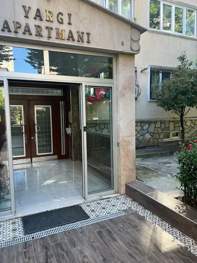 BEYLİKDÜZÜ ADNAN KAHVECİ MAHALLESİNDE FULL TADİLATLI ARA KAT DAİRE