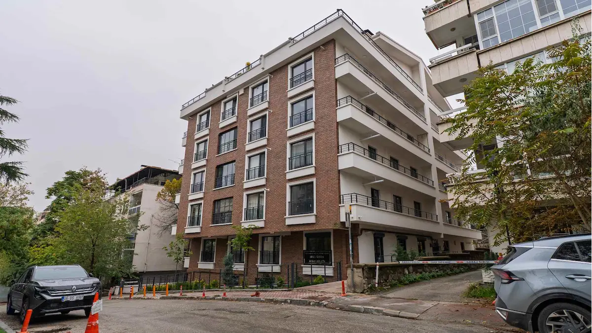 GÜVENEVLER’DE CİNNAH CADDESİ’NE YAKIN, SIFIR 3+1 DAİRE