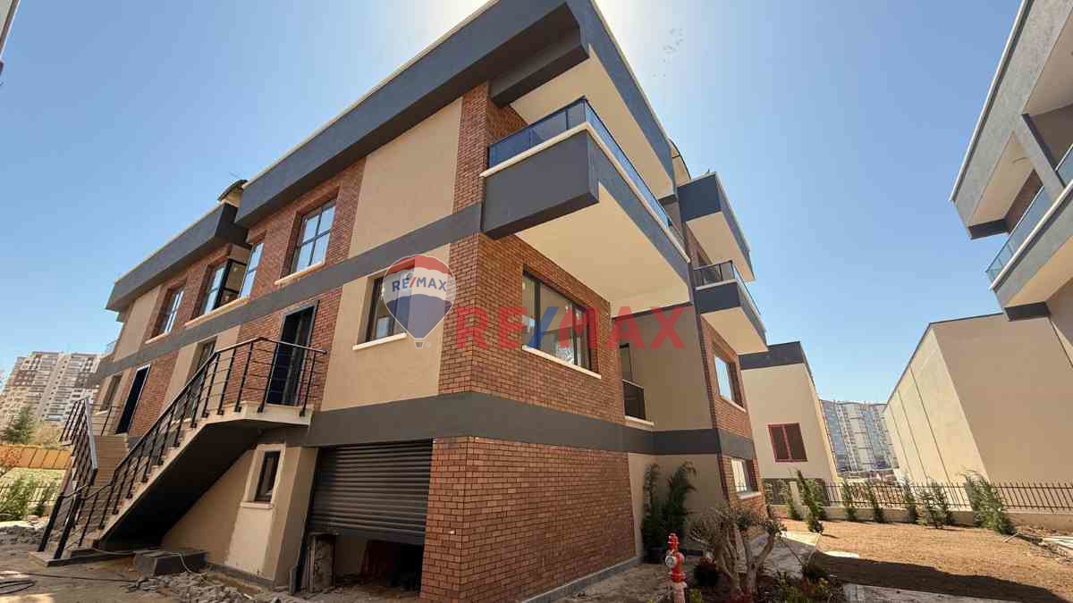 YAŞAMKENT VİLLA BERCEST SİTESİNDE İLERİ NATAMAM 5+1