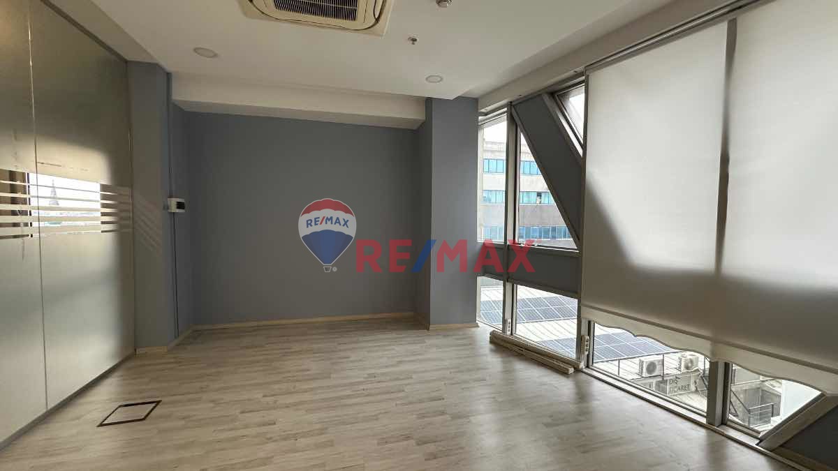 BAHÇELIEVLER YENIBOSNA MERKEZ KIRALIK 650 M2 PLAZA KATI