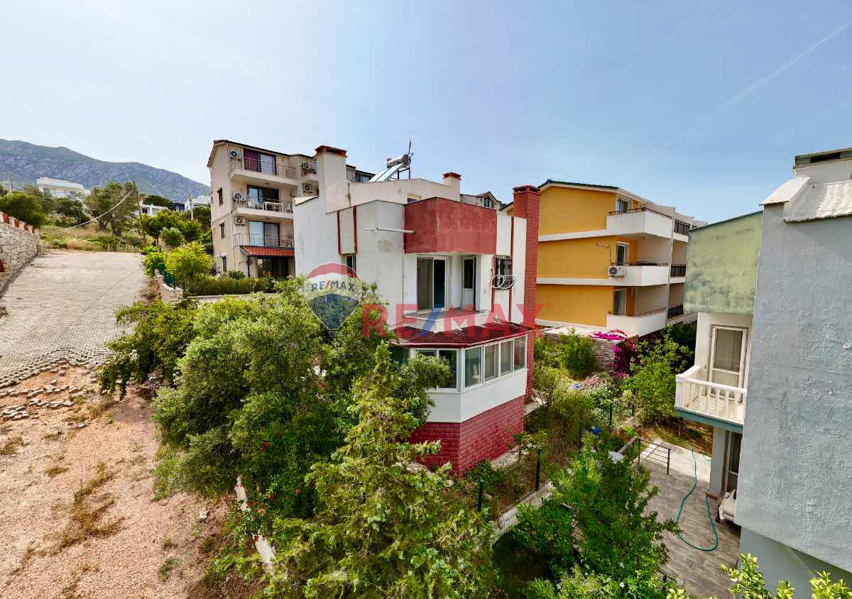 AKVARYUM SİTESİNDE BAHÇELİ TAM MÜSTAKİL VİLLA