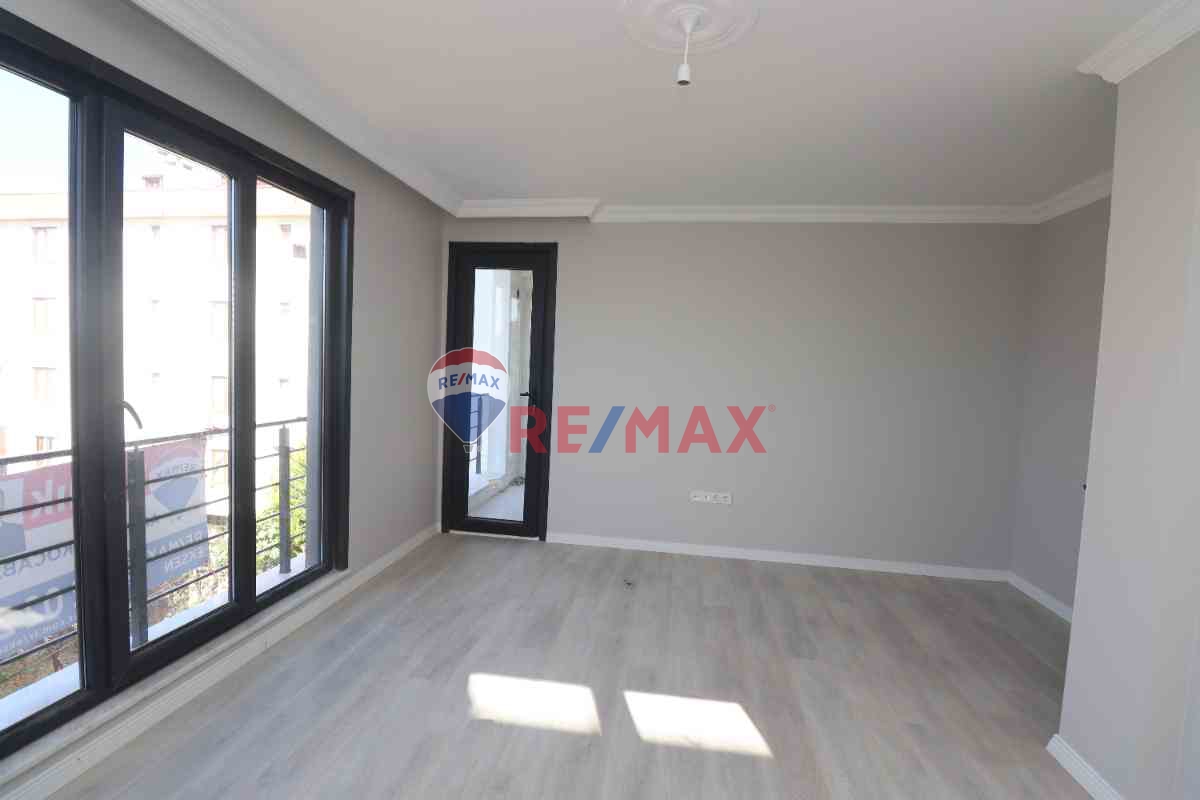 VEYSEL KARANİ MAHALLESİ'NDE TUM CEPHELERİ AÇIK, BALKONLU, KATTA TEK DAİRE!