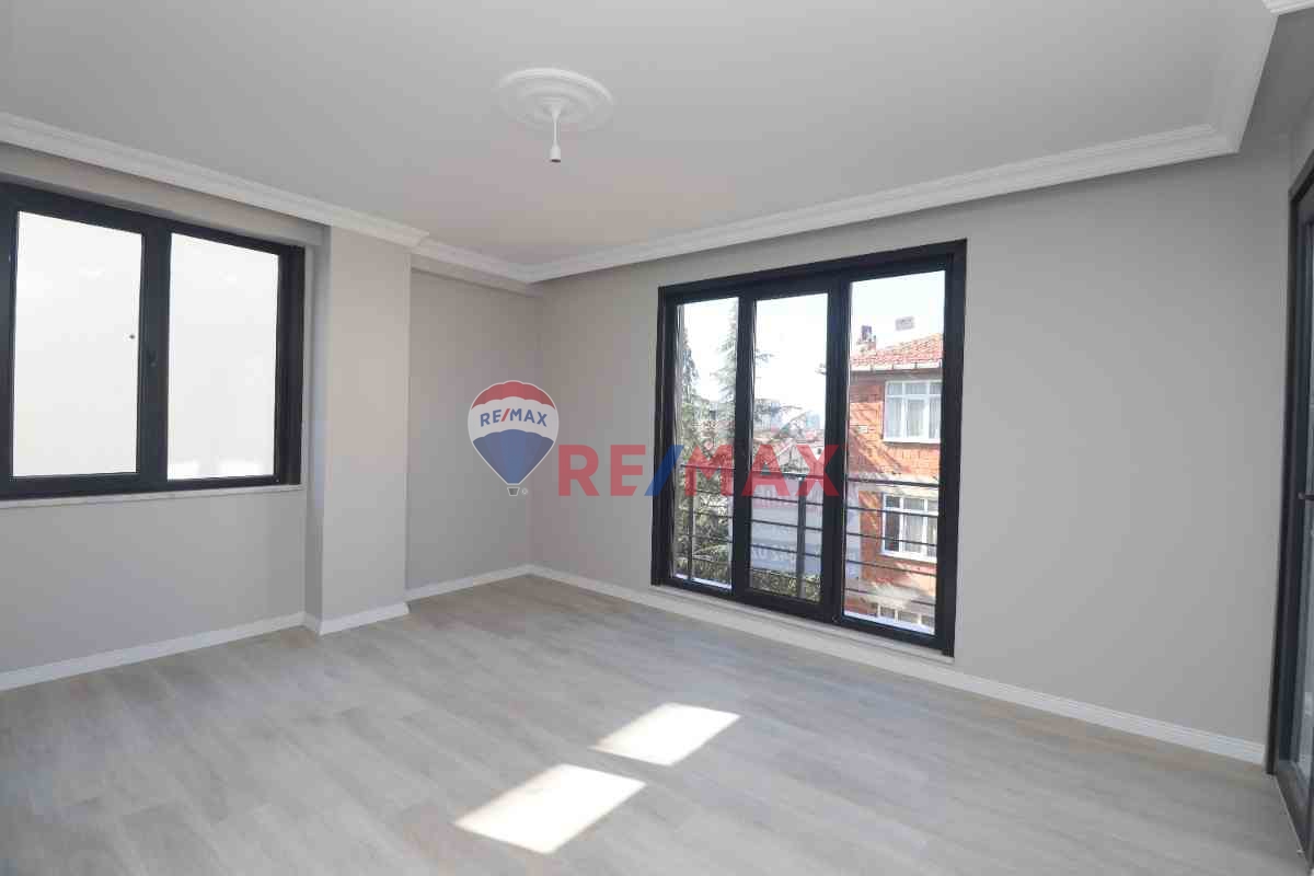 VEYSEL KARANİ MAHALLESİ'NDE TUM CEPHELERİ AÇIK, BALKONLU, KATTA TEK DAİRE!