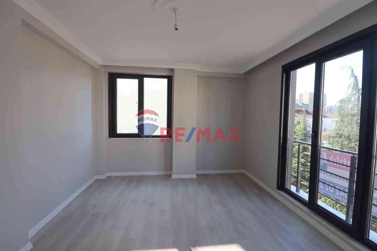 VEYSEL KARANİ MAHALLESİ'NDE TUM CEPHELERİ AÇIK, BALKONLU, KATTA TEK DAİRE!