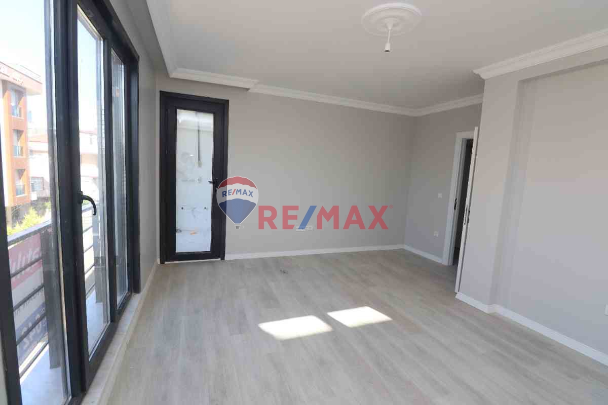 VEYSEL KARANİ MAHALLESİ'NDE TUM CEPHELERİ AÇIK, BALKONLU, KATTA TEK DAİRE!