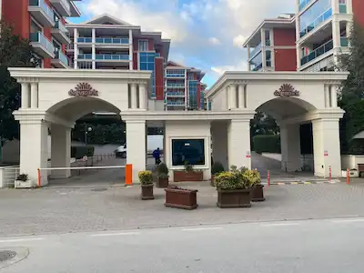 REMAX BEYAZ DOĞUŞPARK SITESINDE SATILIK 5+1  BAHÇE DUBLEKS