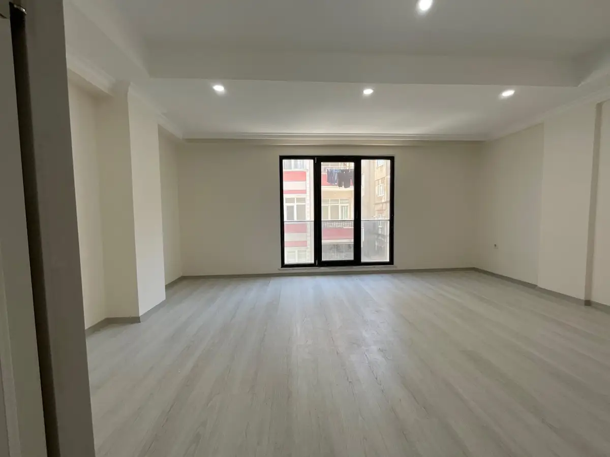 ŞİRİNEVLER METROBÜSE BEŞ DAKİKA MESAFEDE SATİLİK 2+1 DAIRE