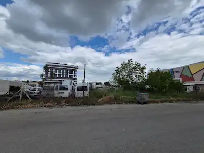 UŞAK MERKEZ VATAN BILG'A KOMŞU ÖZDILEK KARŞISI SATILIK ARSA 