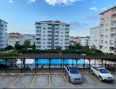 ÇEKMEKÖY ORKENT EVLERI SITESINDE HAVUZ MANZARALI 3+1 DAIRE 