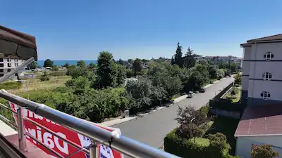 AKYAZI'DA SAHİLE 200 METRE MESAFEDE, 100 M² KİRALIK ÇATI KATI DAİRE