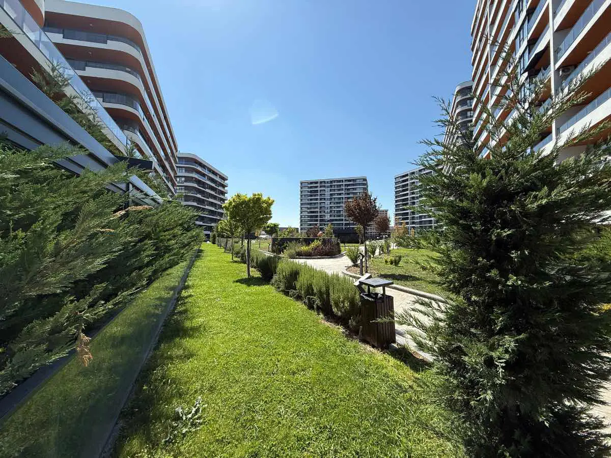 VELÜKS ANKARA'DA TERASLI BÜYÜK TİP KÖŞE DAİRE (KONUT VEYA OFİS)
