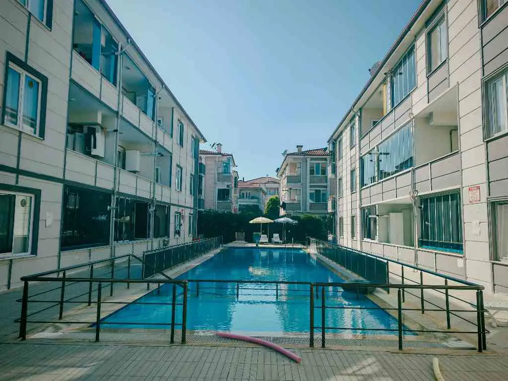 KARASU’DA SİTE İÇİNDE GÜNEY CEPHE 1+1 | BALKONLU | KOMBİLİ | KREDİYE UYGUN