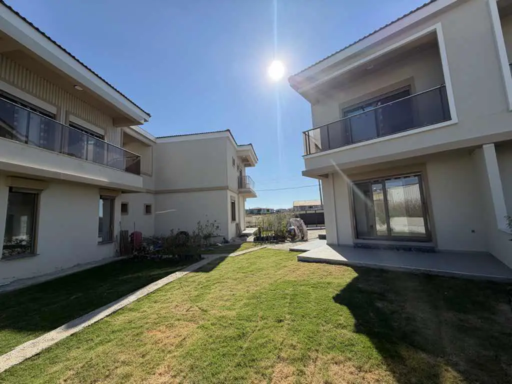 MAVİŞEHİR YAKINI 3+1 VİLLA | 285 M² ARSA PAYI TAKASA UYGUN