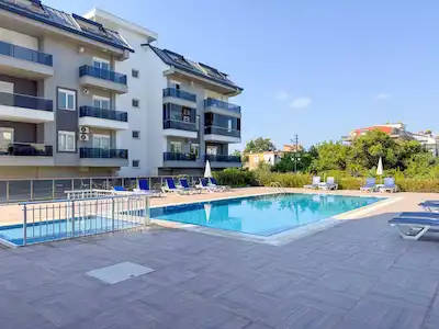 OBA'DA SITE İÇINDE HAVUZLU VE YERDEN ISITMALI 50 M² SATILIK 1+1 DAIRE