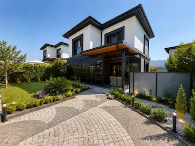 KUŞADASI DAVUTLAR’DA 3+1 EŞYALI ÖZEL HAVUZLU SATILIK MODERN VİLLA