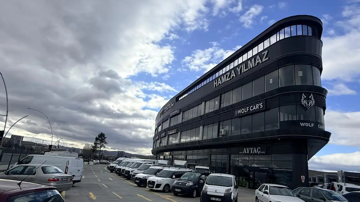 OTOCENTRUM GALERİCİLER SİTESİNDE KATTA SATILIK KÖŞE DÜKKAN