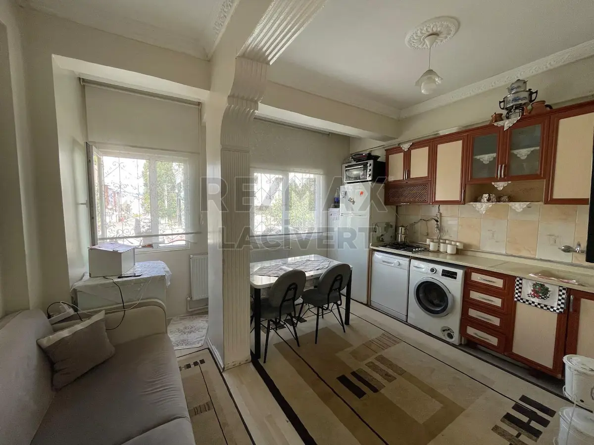 RE/MAX LACİVERT'TEN SANAYI 'DE SATILIK 2+1 DAİRE
