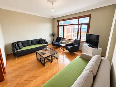 FIRSAT! DARICA ÇARŞI’DA DENIZ MANZARALI GENIŞ 3+1 SATILIK DAIRE