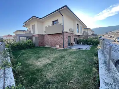 URLA GÜLBAHÇE'DE GENİŞ BAHÇELİ & KÖŞE KONUMLU KİRALIK VİLLA