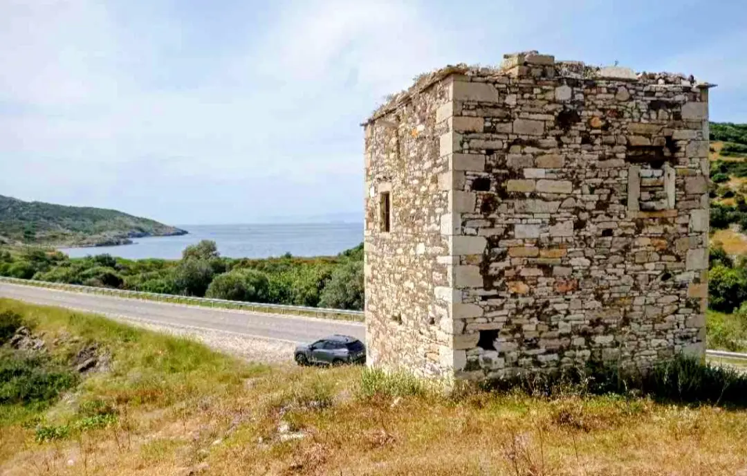 FOÇA'DA DENİZ MANZARALI SATILIK ARAZİ