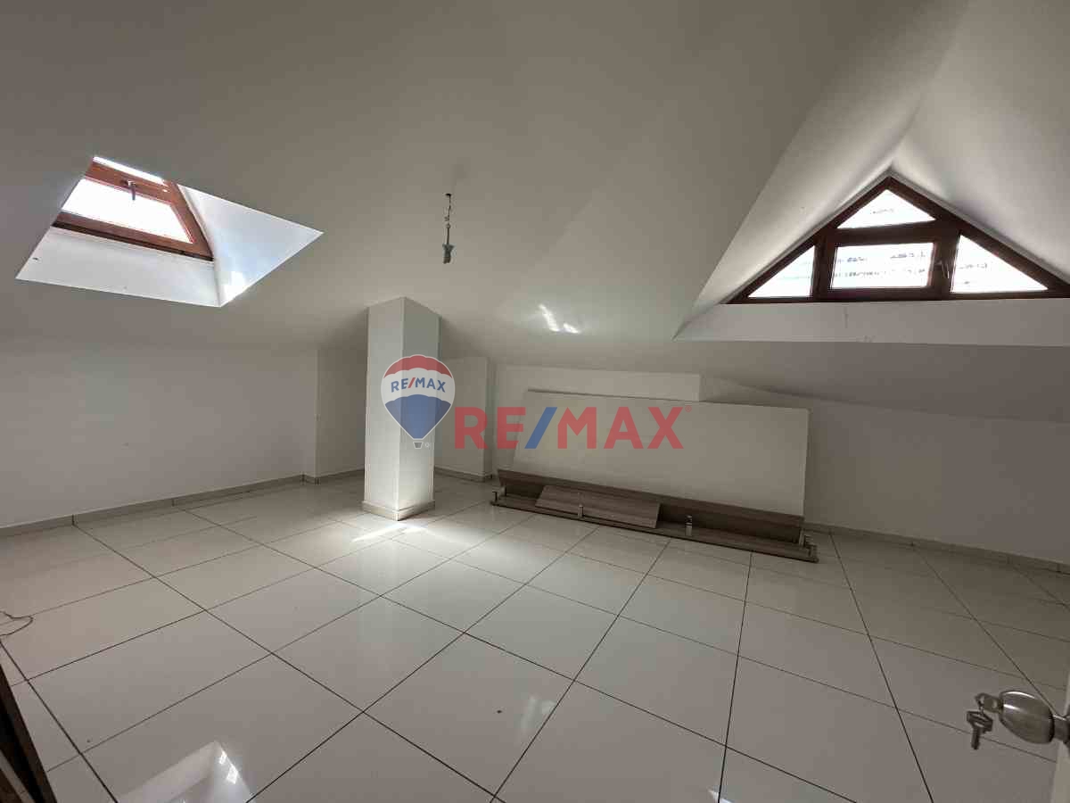 İÇERENKÖY KAYIŞDAĞI CADDESİ ALTI METRO YAKINI KİRALIK 4+1 OFİS