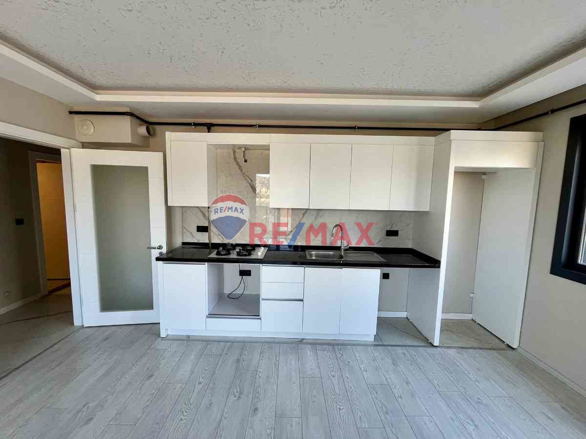 HAVUZLU SİTEDE DEMOKRASİ ÜNV.NE YAKIN SATILIK 2+1 DAİRE