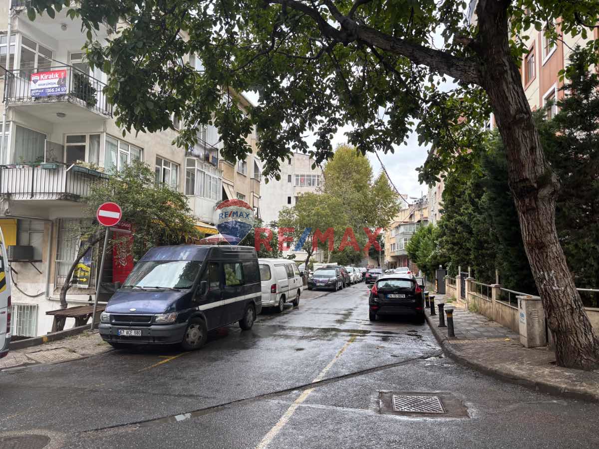 KÜÇÜKYALI MERKEZ KÜLTÜR SOKAKTA YENILENMIŞ 2+1 ARA KAT BALKONLU KIRALIK DAIRE