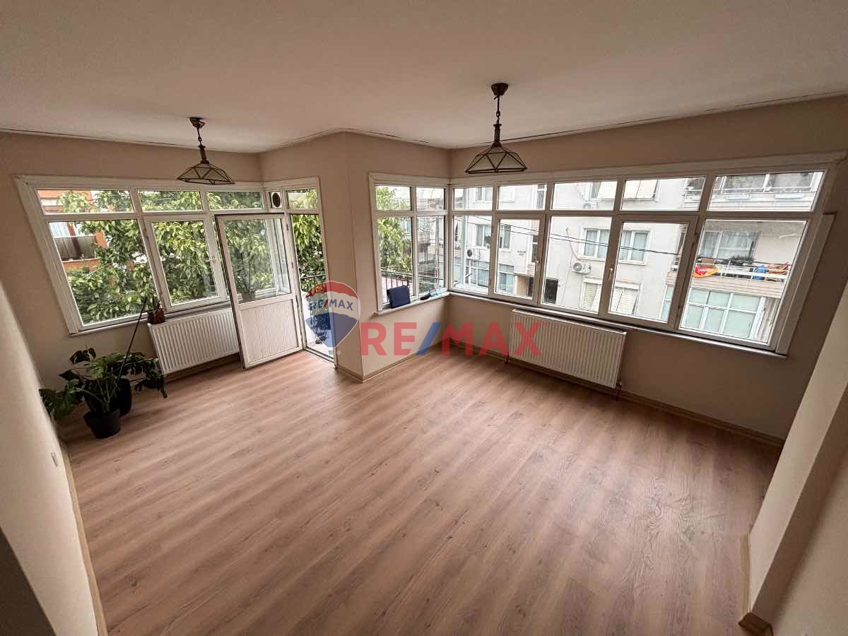 KÜÇÜKYALI MERKEZ KÜLTÜR SOKAKTA YENILENMIŞ 2+1 ARA KAT BALKONLU KIRALIK DAIRE