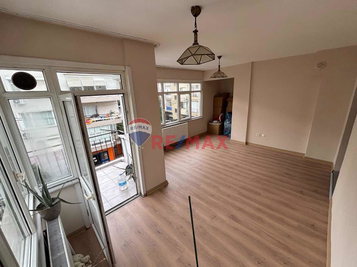 KÜÇÜKYALI MERKEZ KÜLTÜR SOKAKTA YENILENMIŞ 2+1 ARA KAT BALKONLU KIRALIK DAIRE