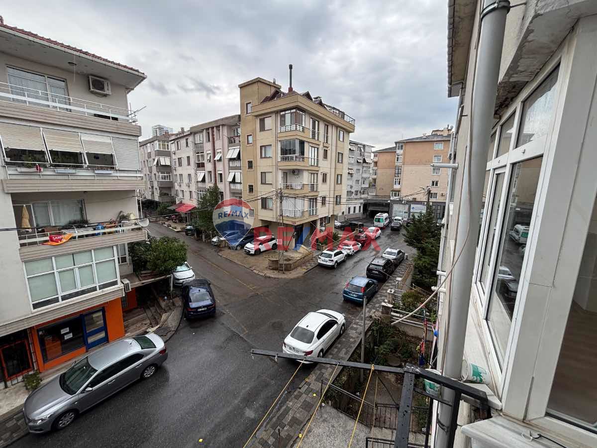 KÜÇÜKYALI MERKEZ KÜLTÜR SOKAKTA YENILENMIŞ 2+1 ARA KAT BALKONLU KIRALIK DAIRE