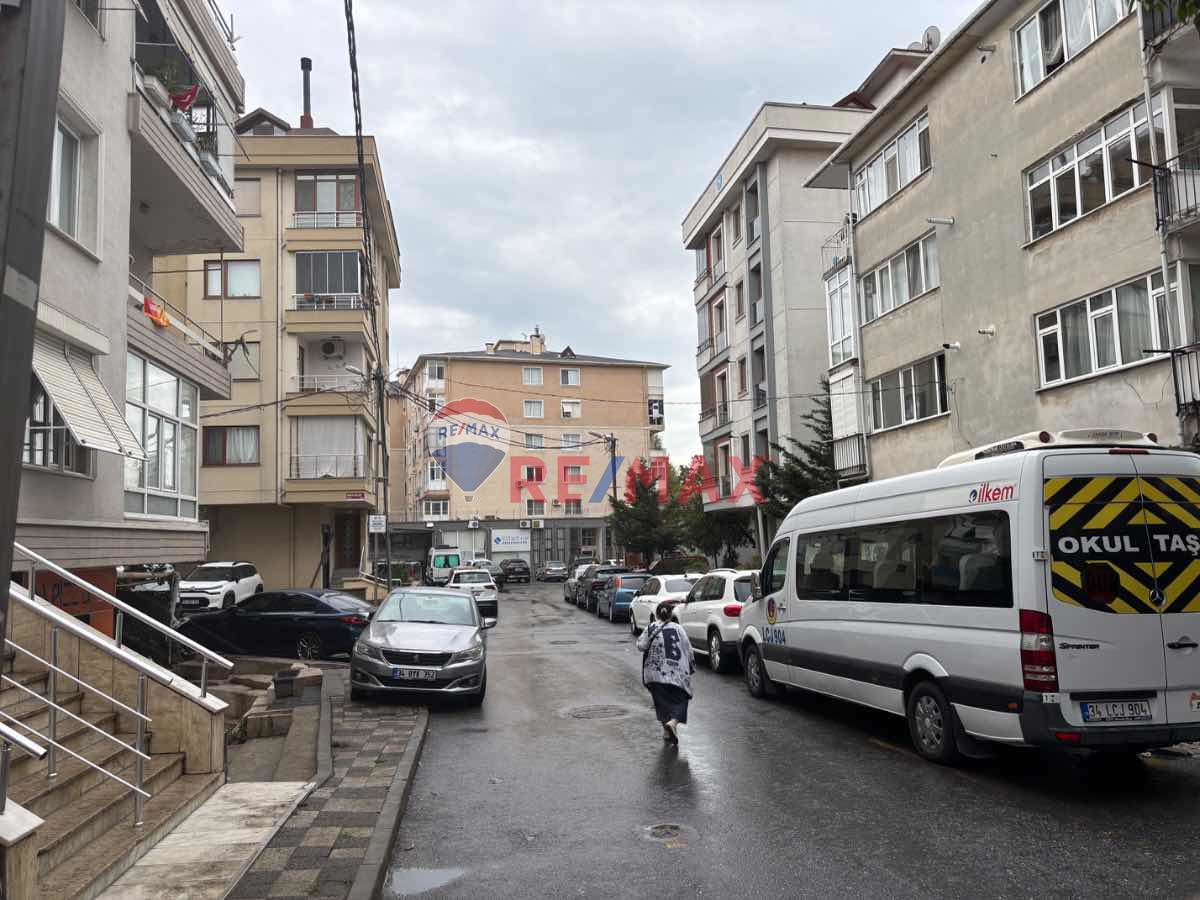 KÜÇÜKYALI MERKEZ KÜLTÜR SOKAKTA YENILENMIŞ 2+1 ARA KAT BALKONLU KIRALIK DAIRE